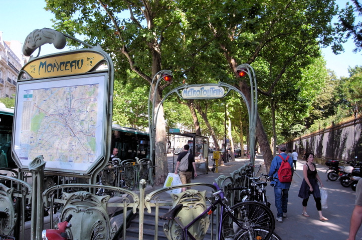 Métro Monceau